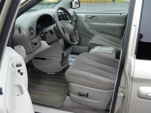 Chrysler Town and Country 2005 photo 2
