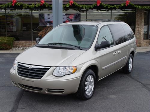 Chrysler Town and Country 2005 photo 3
