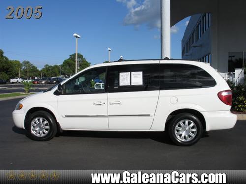 Chrysler Town and Country 2005 photo 1