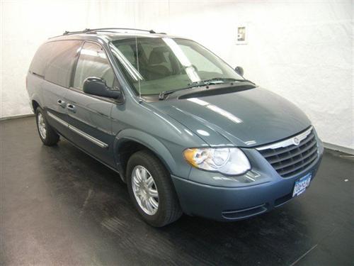 Chrysler Town and Country 2005 photo 2