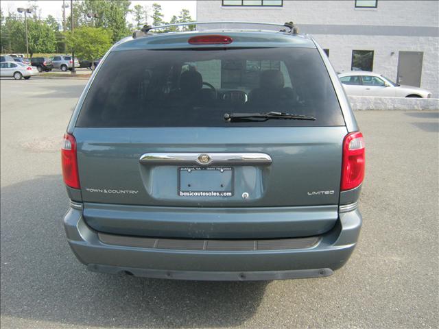 Chrysler Town and Country 2005 photo 2