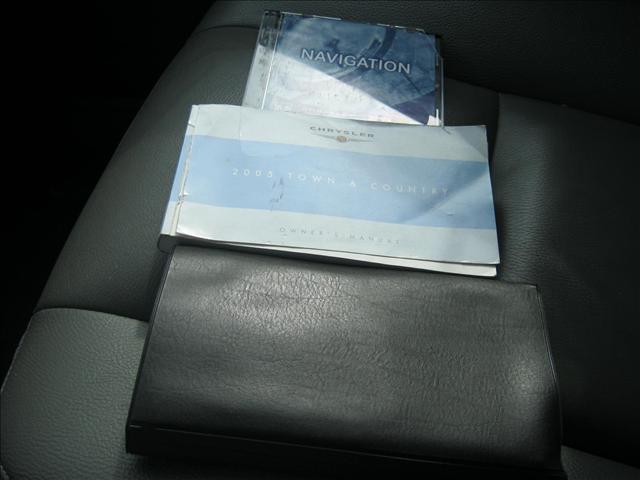 Chrysler Town and Country 2005 photo 3
