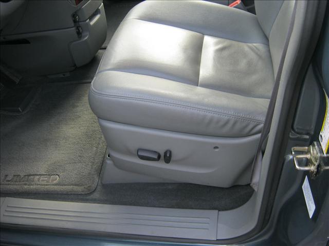 Chrysler Town and Country 2005 photo 4