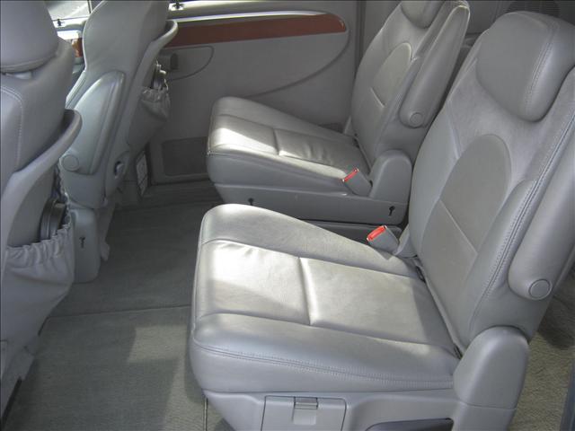Chrysler Town and Country 2005 photo 5