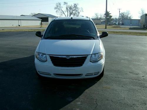 Chrysler Town and Country 2005 photo 1