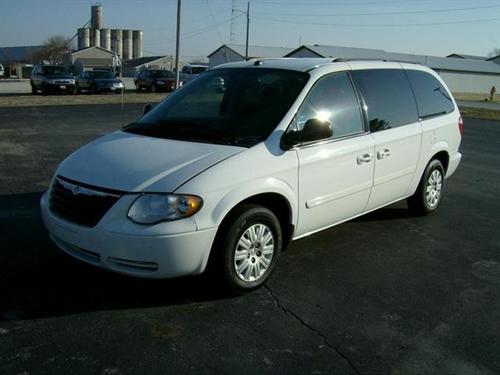 Chrysler Town and Country 2005 photo 4