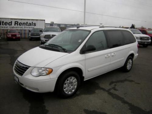 Chrysler Town and Country 2005 photo 1