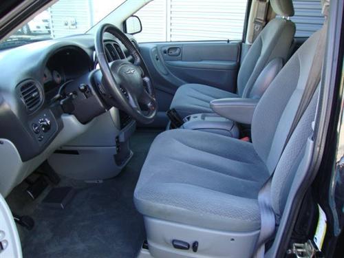 Chrysler Town and Country 2005 photo 2