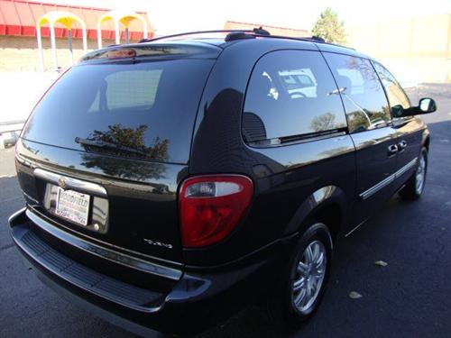 Chrysler Town and Country 2005 photo 5