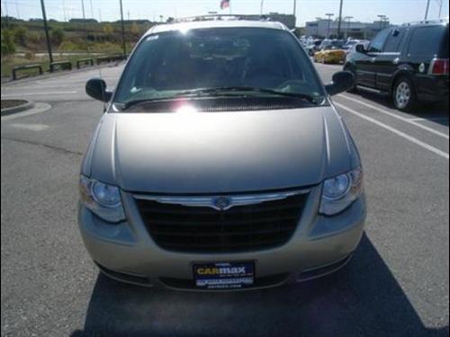 Chrysler Town and Country 2005 photo 1