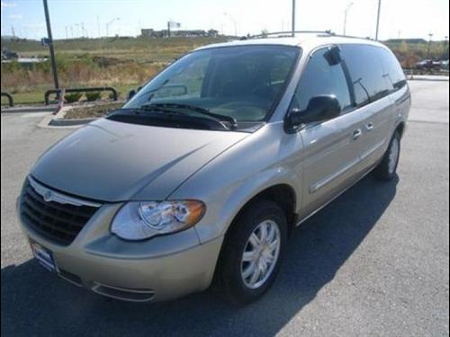 Chrysler Town and Country 2005 photo 2