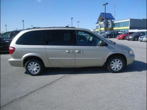 Chrysler Town and Country 2005 photo 3