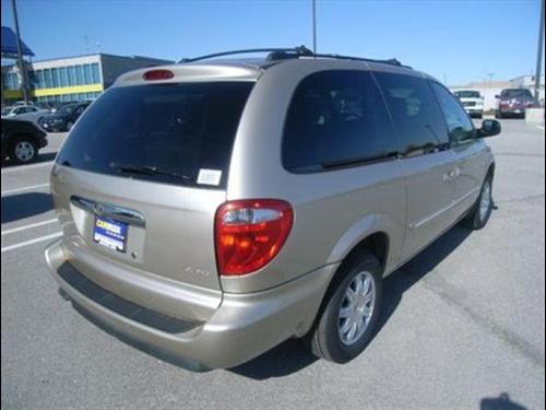 Chrysler Town and Country 2005 photo 4