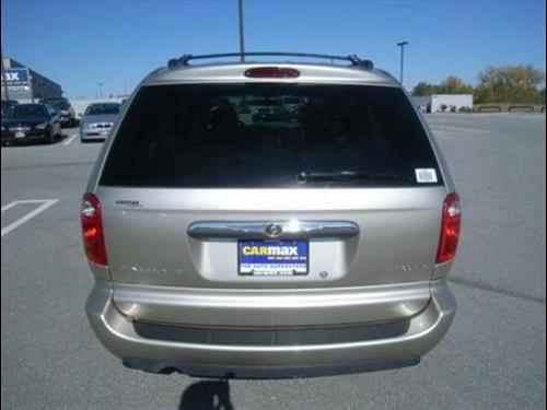 Chrysler Town and Country 2005 photo 5