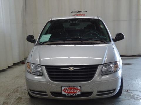 Chrysler Town and Country 2005 photo 2