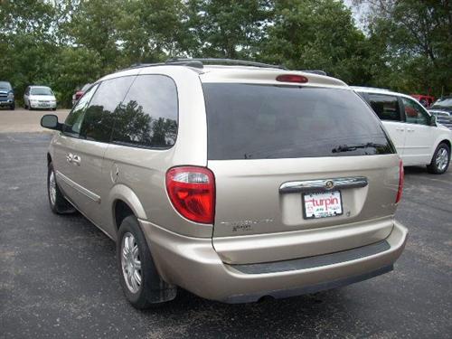 Chrysler Town and Country 2005 photo 2