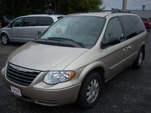 Chrysler Town and Country 2005 photo 3