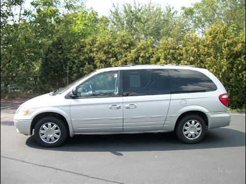 Chrysler Town and Country 2005 photo 1