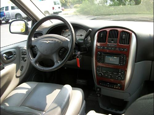 Chrysler Town and Country 2005 photo 2