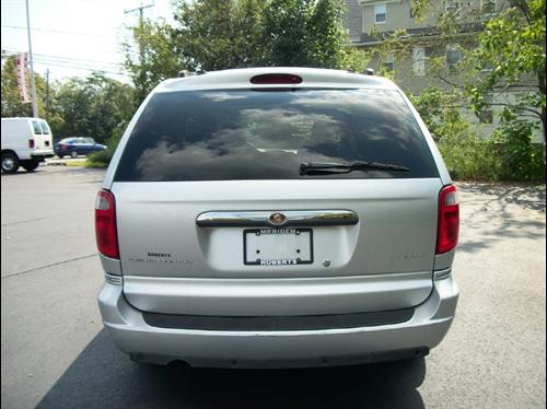 Chrysler Town and Country 2005 photo 3