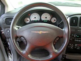 Chrysler Town and Country 2005 photo 1