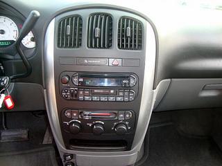 Chrysler Town and Country 2005 photo 2