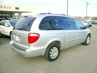Chrysler Town and Country 2005 photo 3