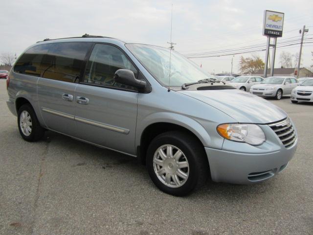 Chrysler Town and Country 2005 photo 1