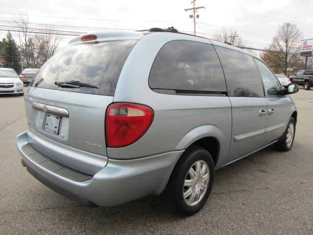 Chrysler Town and Country 2005 photo 2