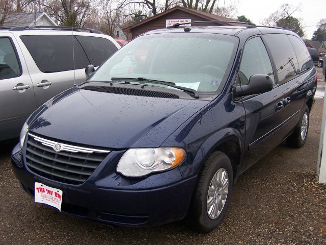 Chrysler Town & Country 2005 photo 2