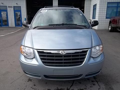 Chrysler Town and Country 2005 photo 1