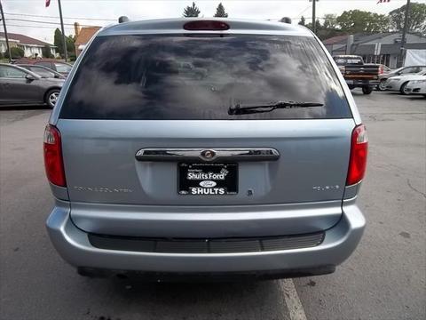 Chrysler Town and Country 2005 photo 2