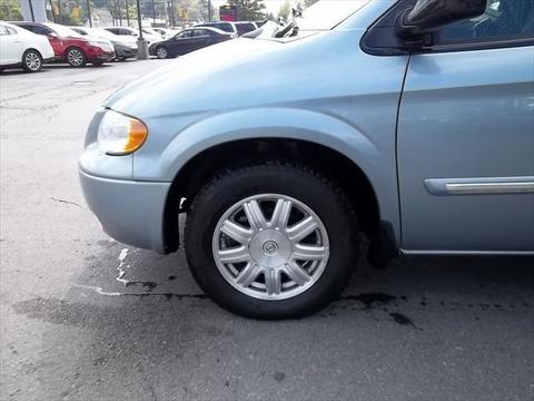 Chrysler Town and Country 2005 photo 3
