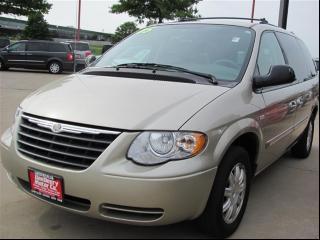Chrysler Town and Country 2005 photo 2