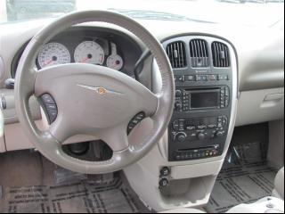 Chrysler Town and Country 2005 photo 5