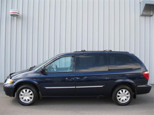 Chrysler Town and Country 2005 photo 2