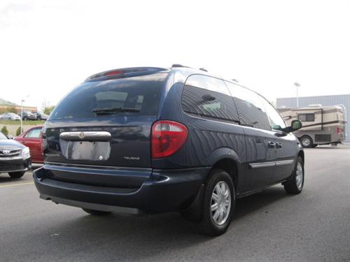 Chrysler Town and Country 2005 photo 3