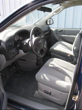 Chrysler Town and Country 2005 photo 5