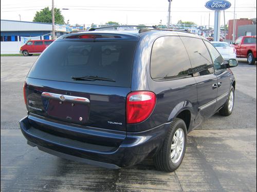 Chrysler Town and Country 2005 photo 2