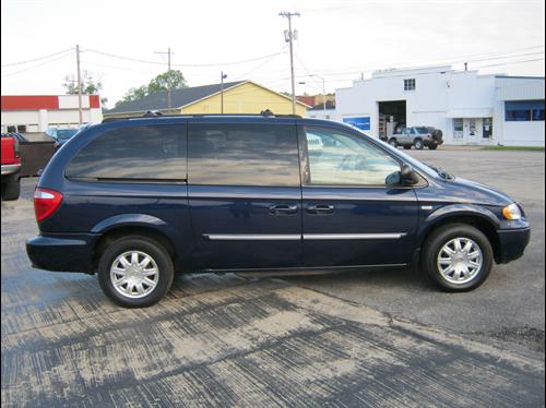 Chrysler Town and Country 2005 photo 5