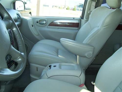 Chrysler Town and Country 2005 photo 1