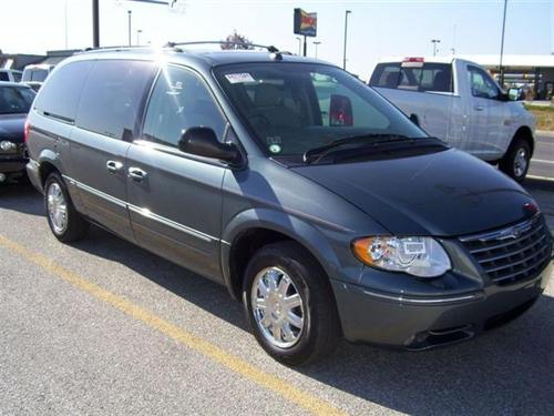 Chrysler Town and Country 2005 photo 2