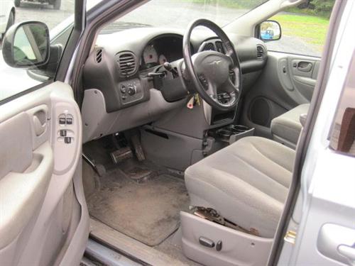 Chrysler Town and Country 2005 photo 1