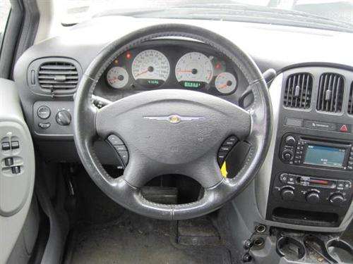 Chrysler Town and Country 2005 photo 2
