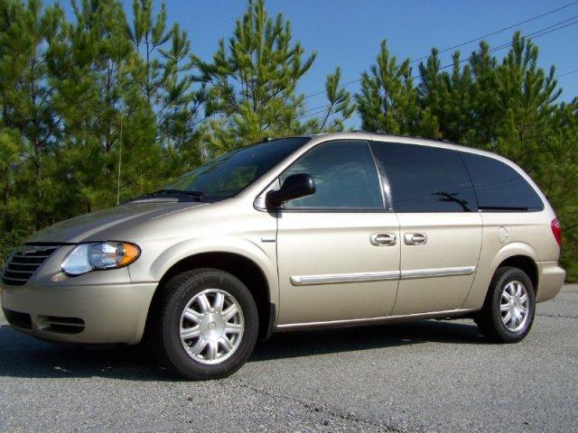 Chrysler Town and Country 2005 photo 1