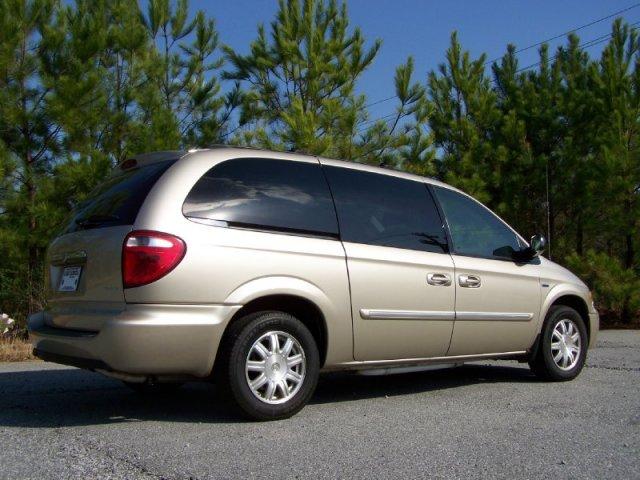 Chrysler Town and Country 2005 photo 2
