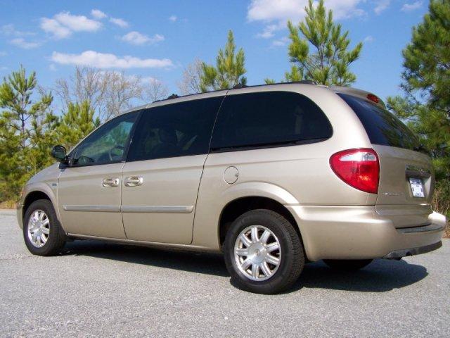 Chrysler Town and Country 2005 photo 3