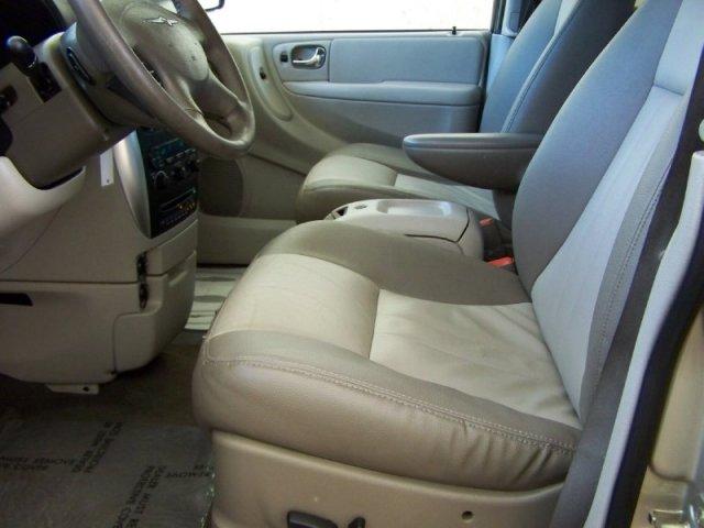 Chrysler Town and Country 2005 photo 4