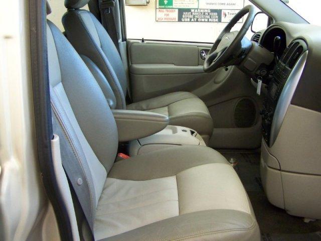 Chrysler Town and Country 2005 photo 5