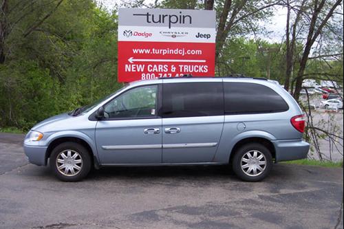 Chrysler Town and Country 2005 photo 1